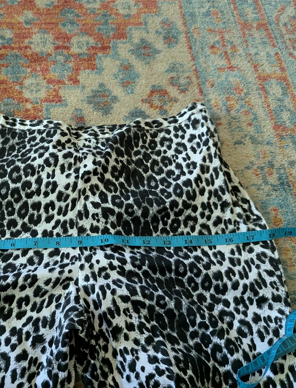 90s Y2K Women's 6? Leopard Print Capris Pants Shorts Black & White - Picture 7 of 9